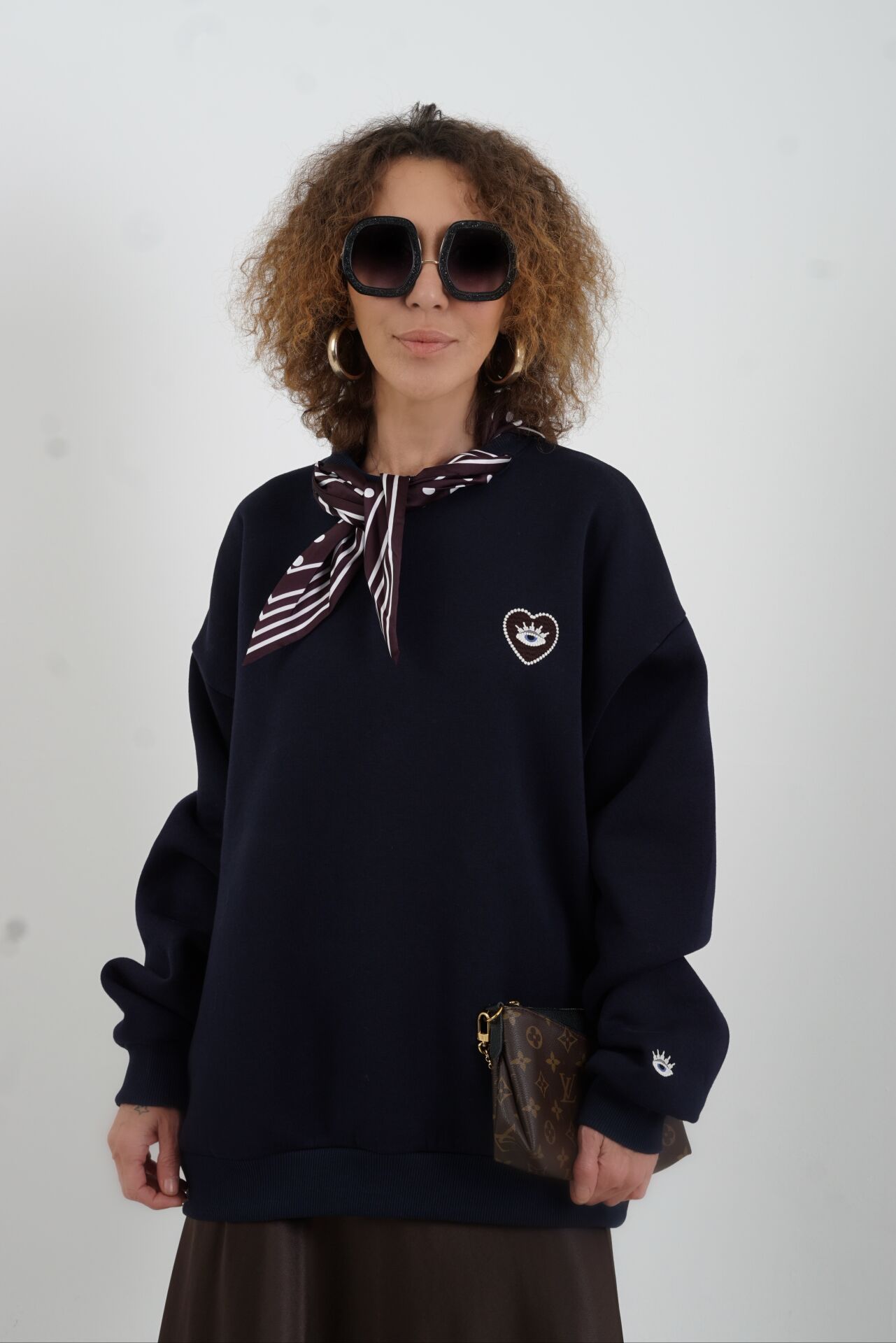 Lacivert Fularlı Göz Nakışlı Sweatshirt