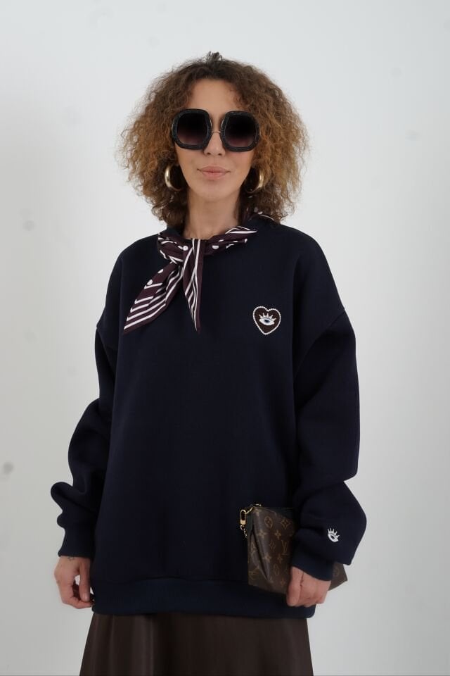 Lacivert Fularlı Göz Nakışlı Sweatshirt
