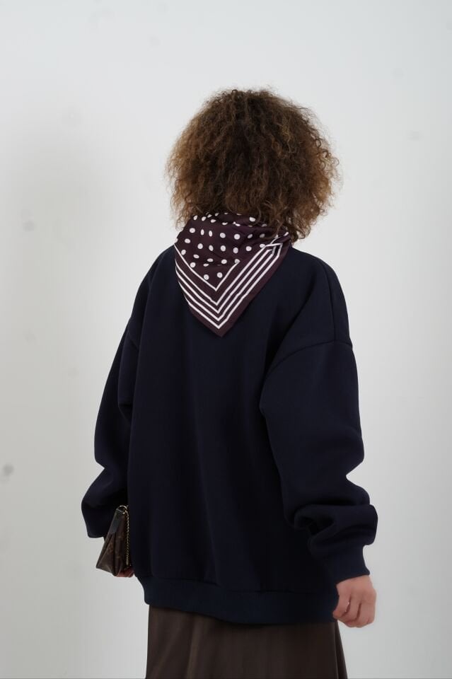 Lacivert Fularlı Göz Nakışlı Sweatshirt