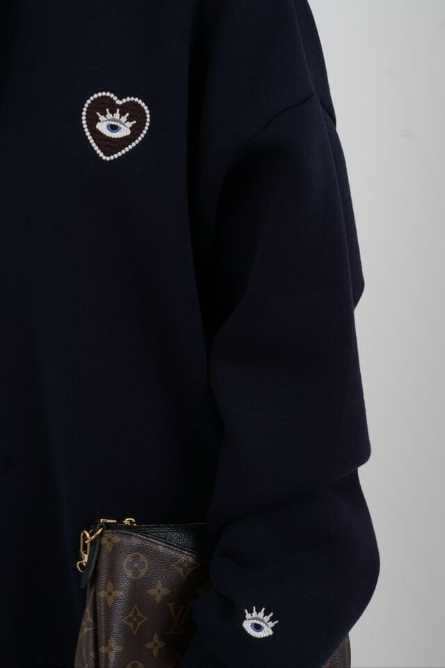 Lacivert Fularlı Göz Nakışlı Sweatshirt