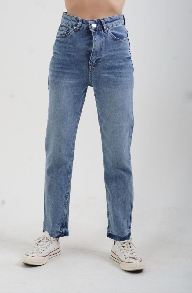 Buz Mavi Paçası Dikişsiz Mom Fit Jean Pantolon