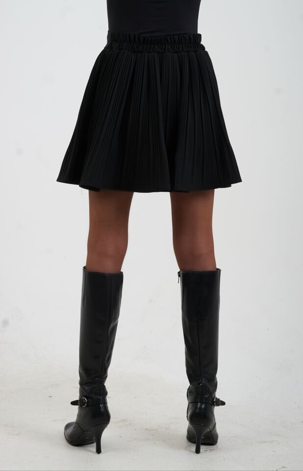 Siyah İçi Şort Astarlı Piliseli Mini Etek