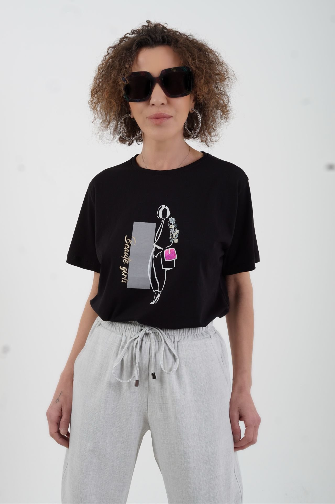 Siyah Çantalı Kız Baskılı Tshirt