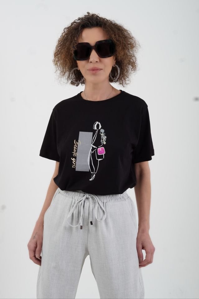 Siyah Çantalı Kız Baskılı Tshirt