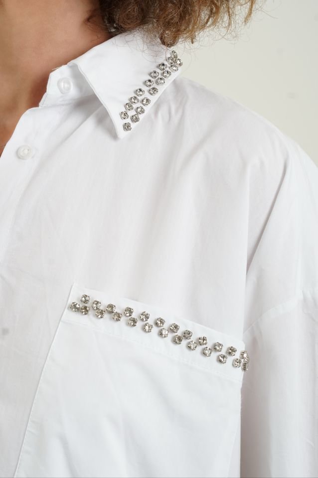 Beyaz Yaka Ve Cepleri Taşlı Gömlek