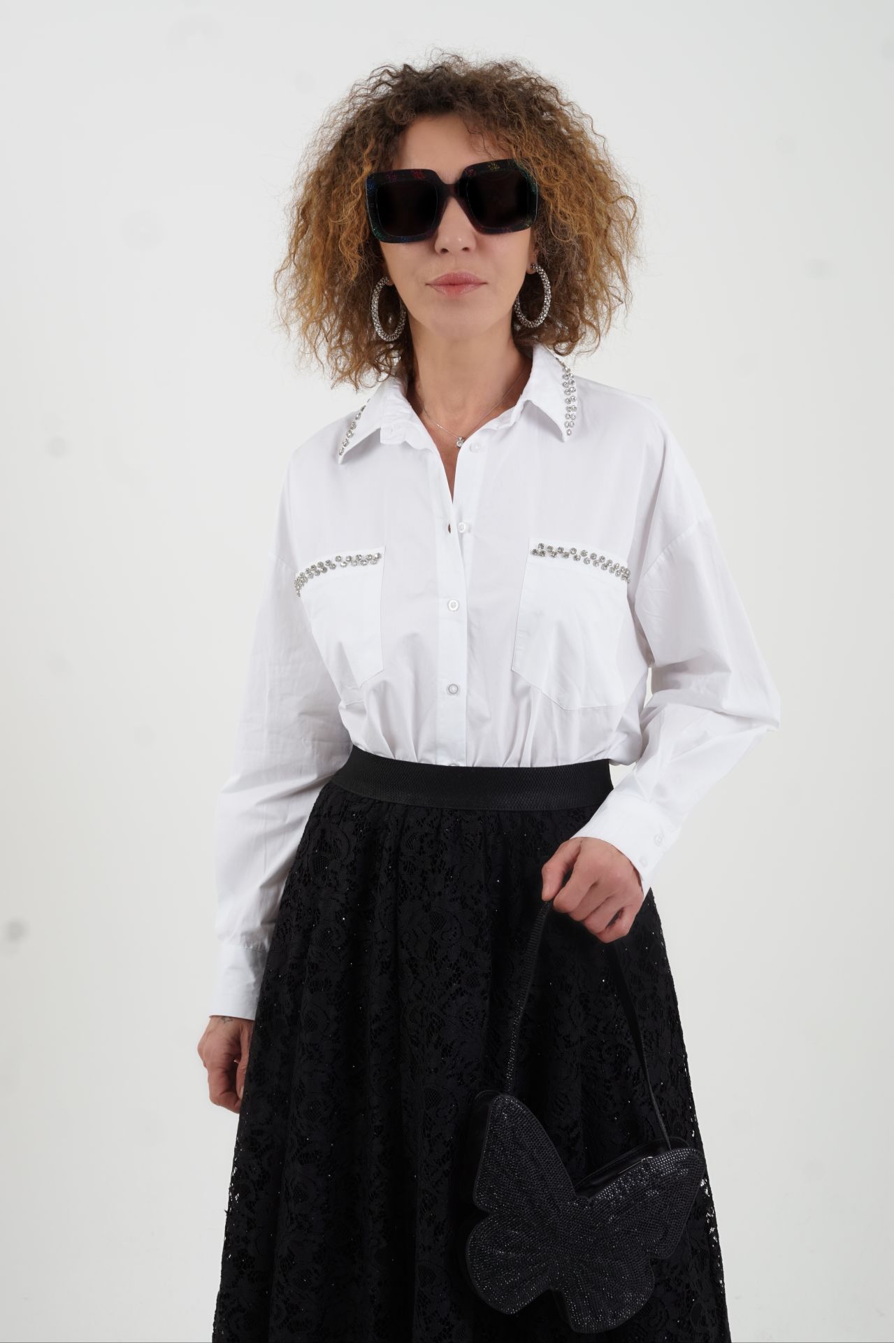 Beyaz Yaka Ve Cepleri Taşlı Gömlek