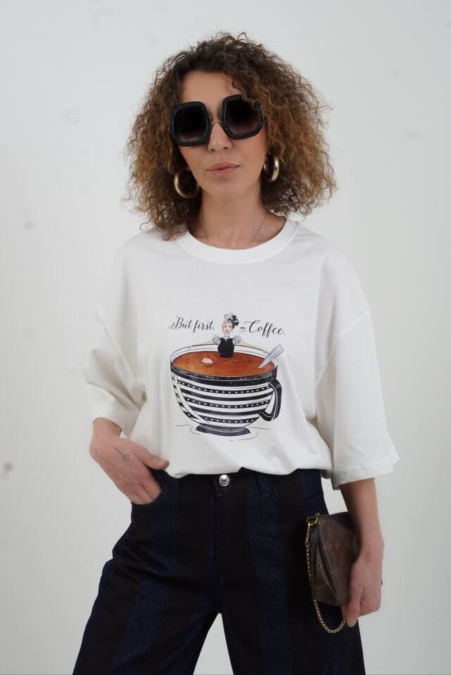 Beyaz But First Coffee Fincan Baskılı Oversize Tshirt