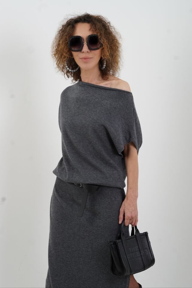 Füme Asimetrik Yaka Kemerli Yünlü Triko Elbise