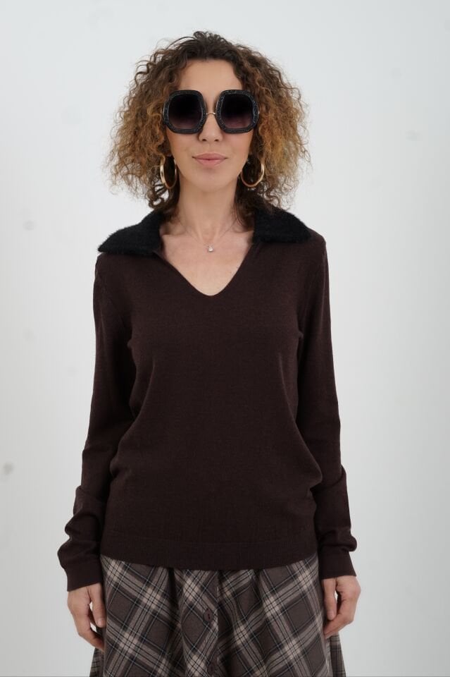 Koyu Kahve Ön V Özel Yaka  Kazak