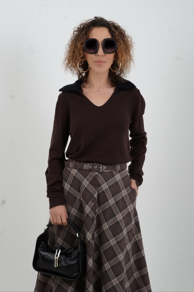 Koyu Kahve Ön V Özel Yaka  Kazak