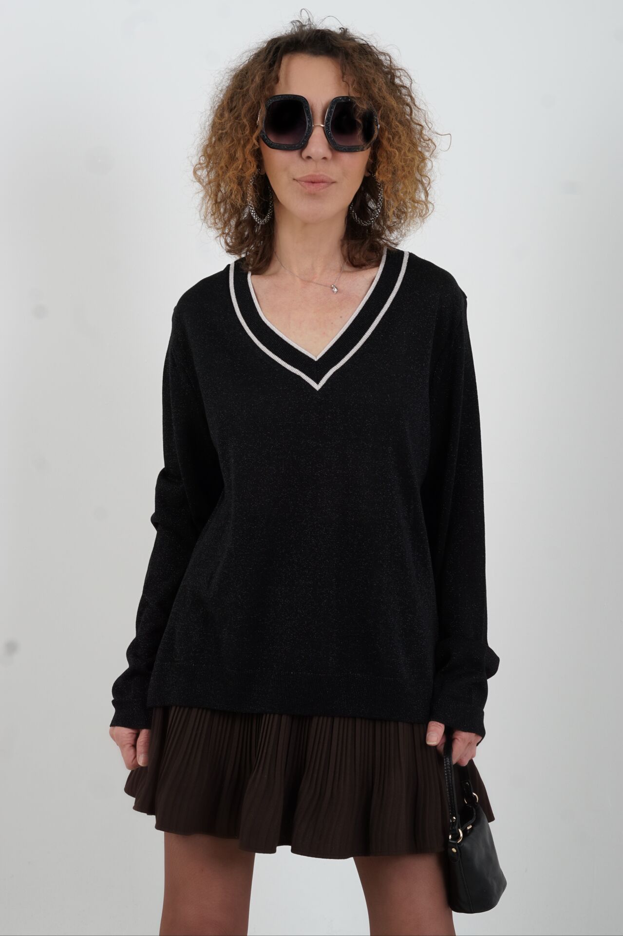 Siyah V Çizgili Yaka Simli Triko Kazak