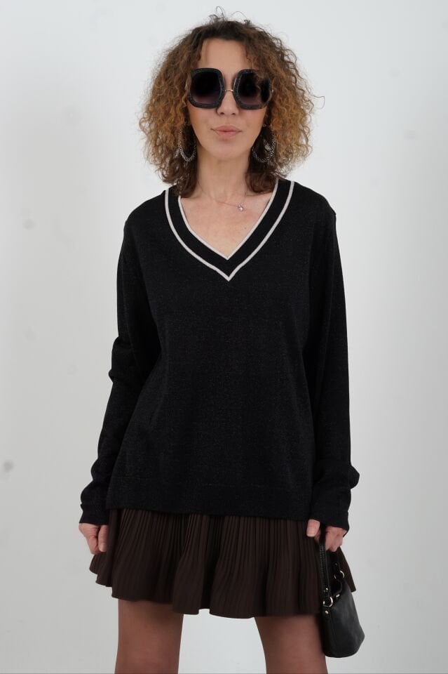 Siyah V Çizgili Yaka Simli Triko Kazak