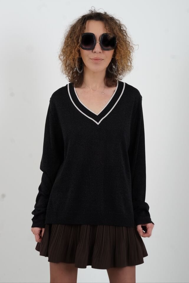 Siyah V Çizgili Yaka Simli Triko Kazak