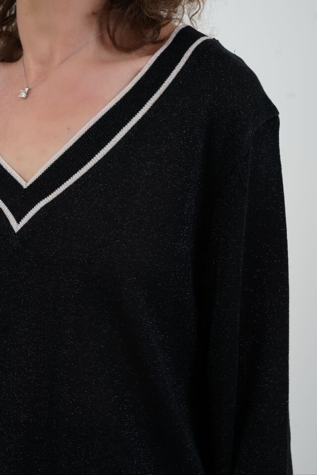 Siyah V Çizgili Yaka Simli Triko Kazak