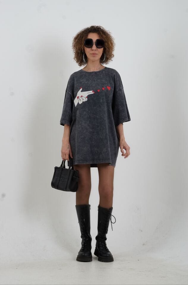 Antrasit Kalp Ve El Baskılı Soluk Efektli Oversize Tshirt