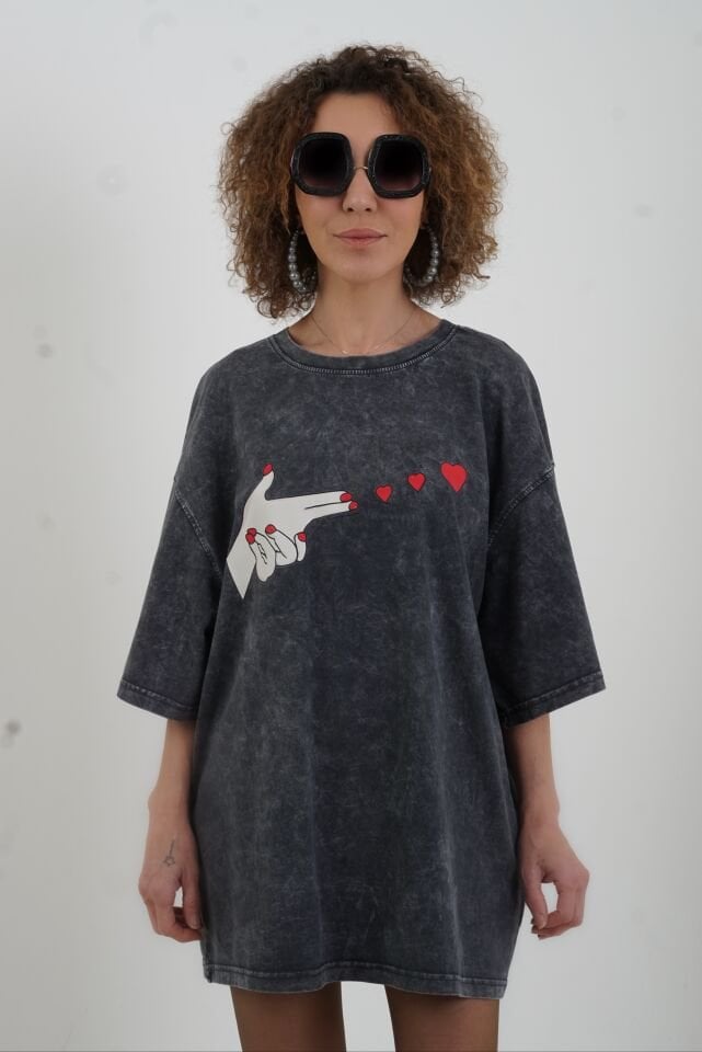 Antrasit Kalp Ve El Baskılı Soluk Efektli Oversize Tshirt