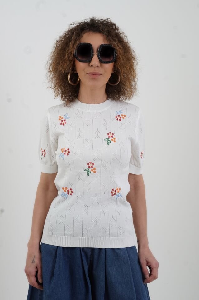 Ekru Çiçek Nakışlı Bisiklet Yaka Kazak