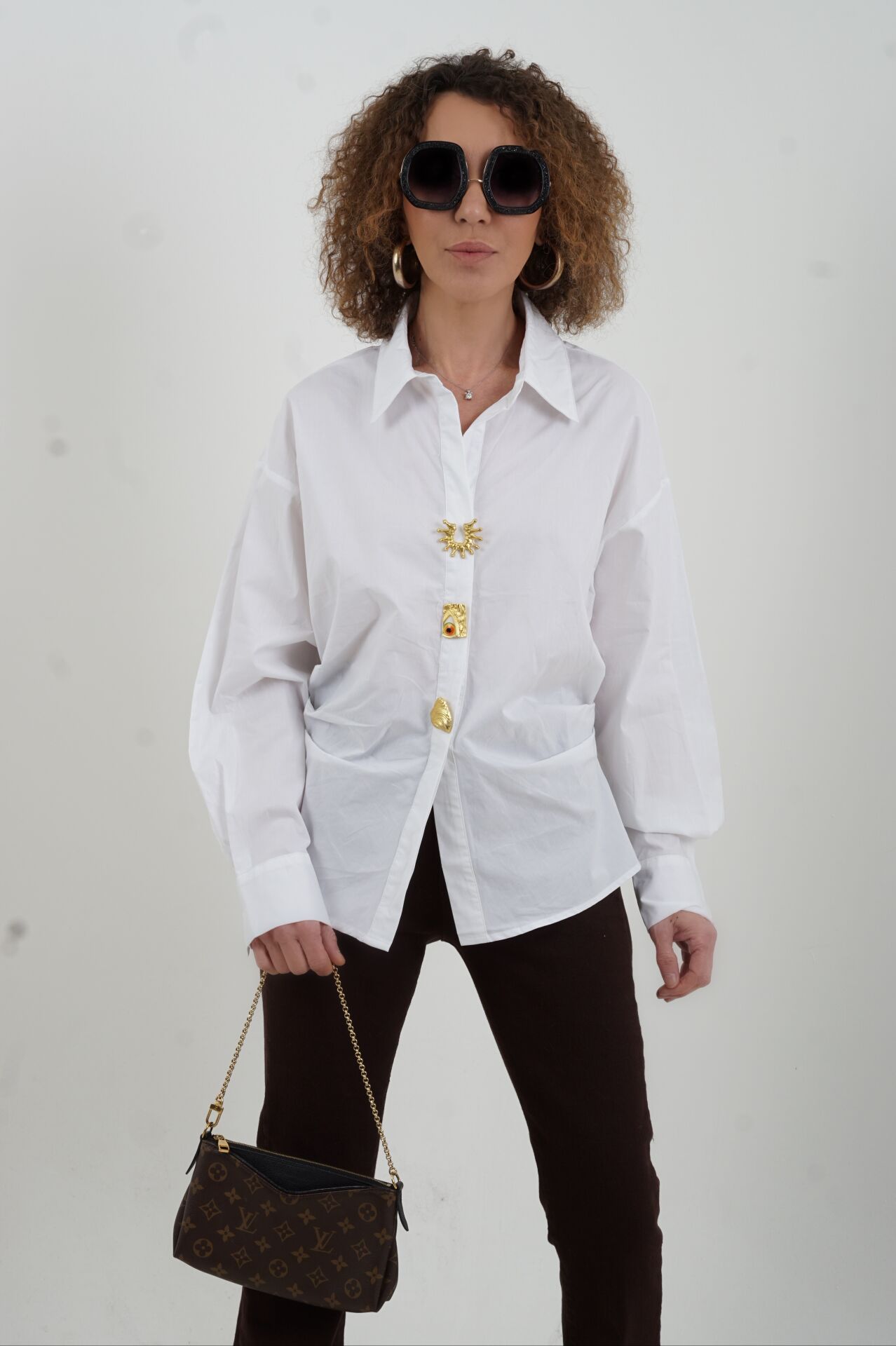 Beyaz Gold Broşlu İthal Gömlek