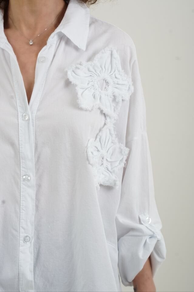 Beyaz Çiçek Detaylı İthal Gömlek