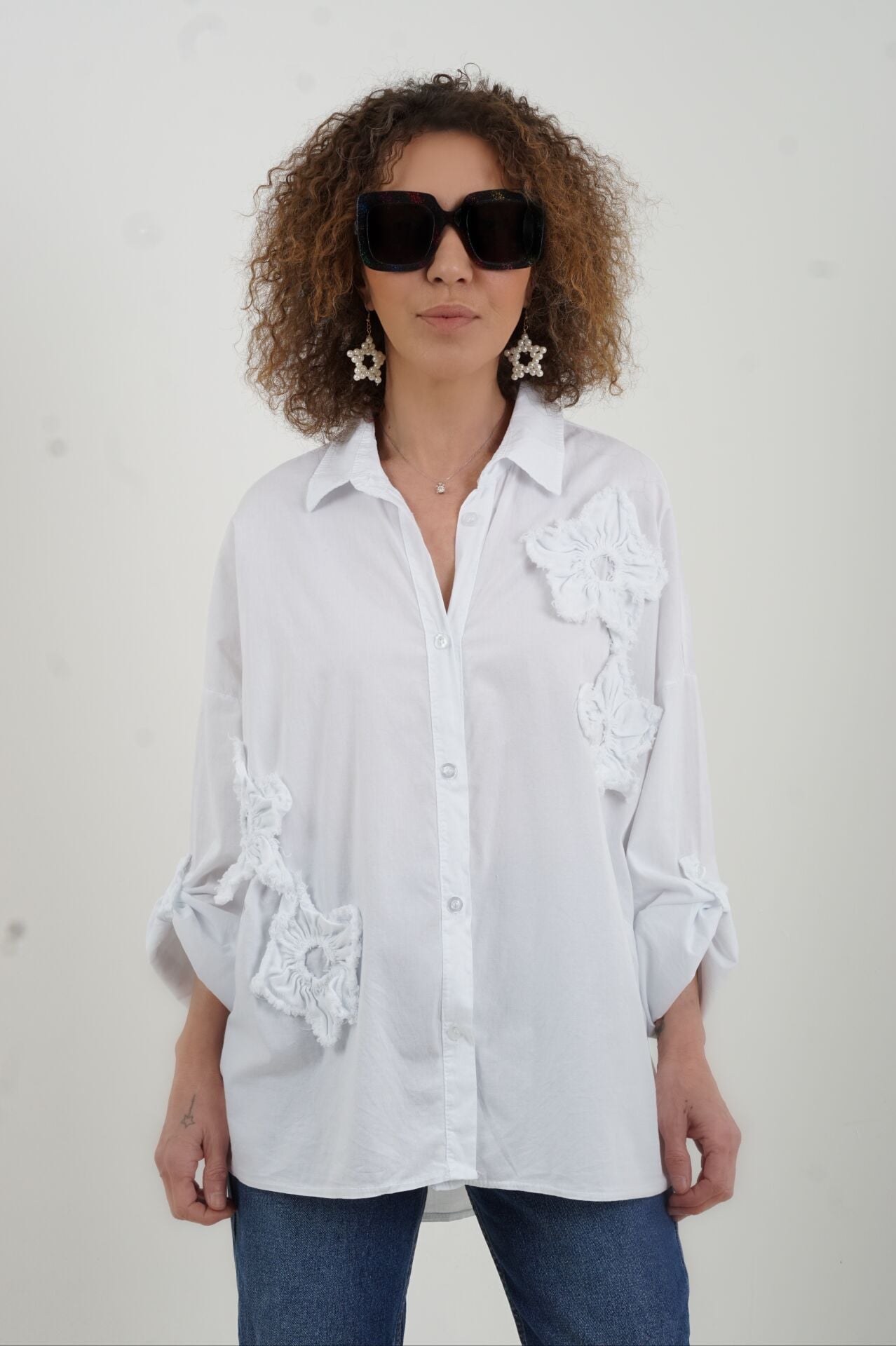 Beyaz Çiçek Detaylı İthal Gömlek