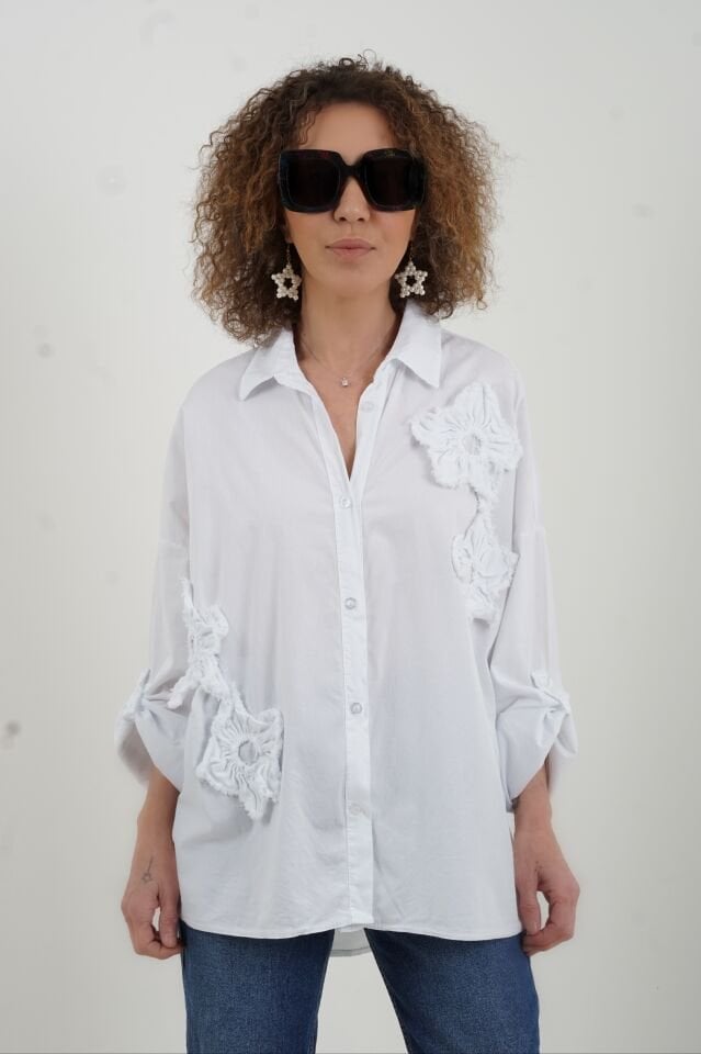 Beyaz Çiçek Detaylı İthal Gömlek