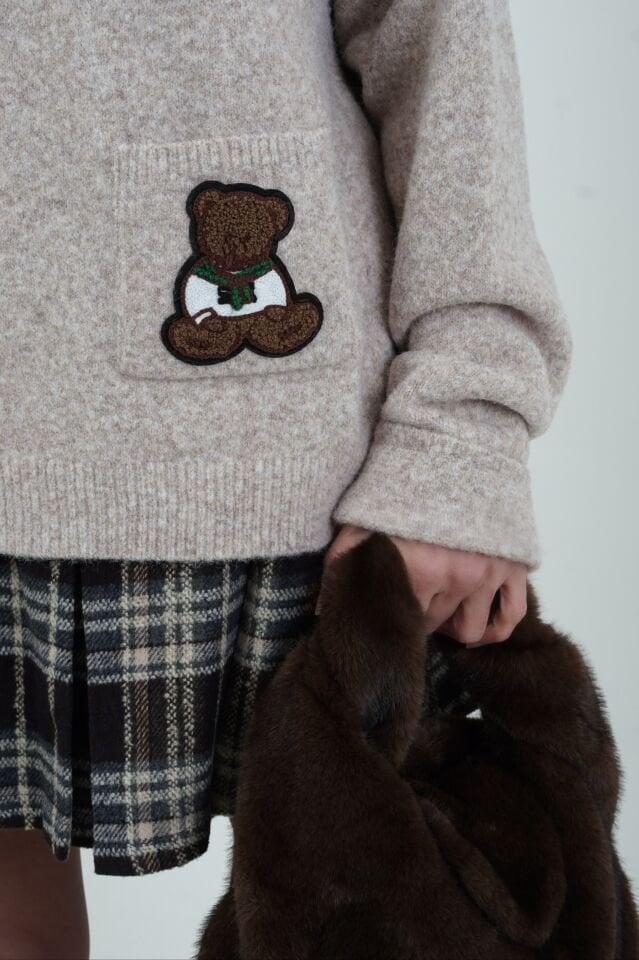 Açık Bej Cepleri Ayıcık Aplike Kazak