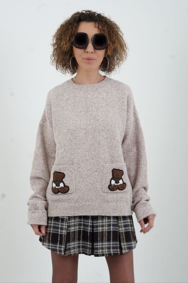 Açık Bej Cepleri Ayıcık Aplike Kazak