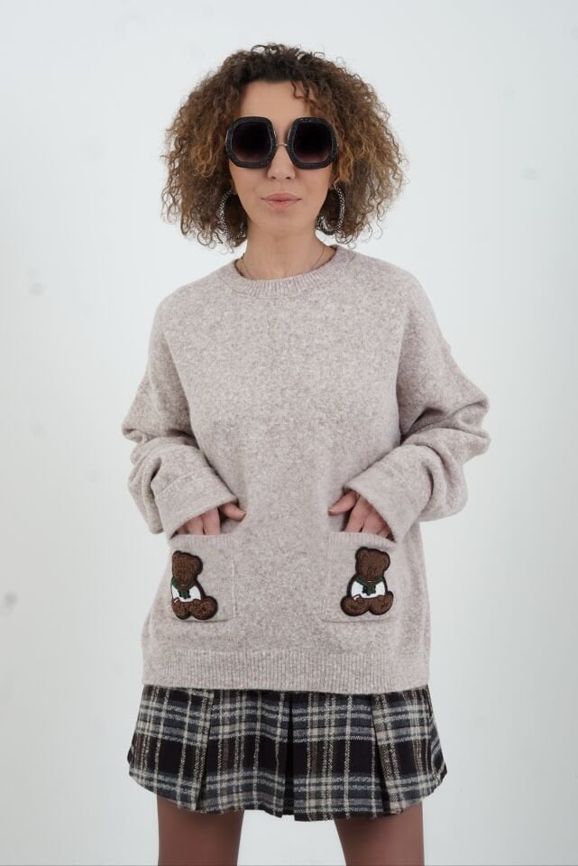 Açık Bej Cepleri Ayıcık Aplike Kazak