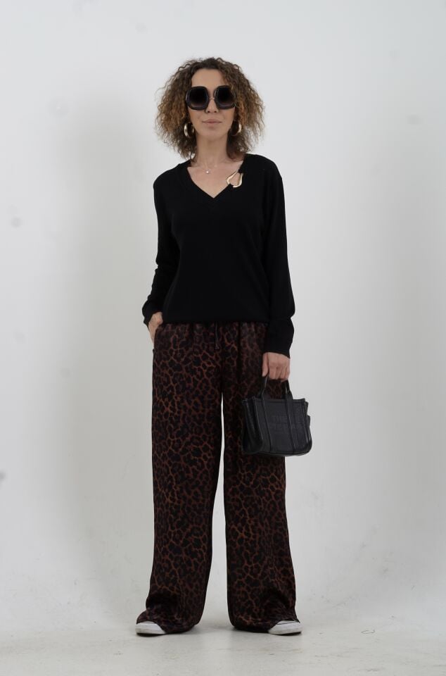 Siyah V Yaka Gold Aksesuarlı Uzun Kol Kazak