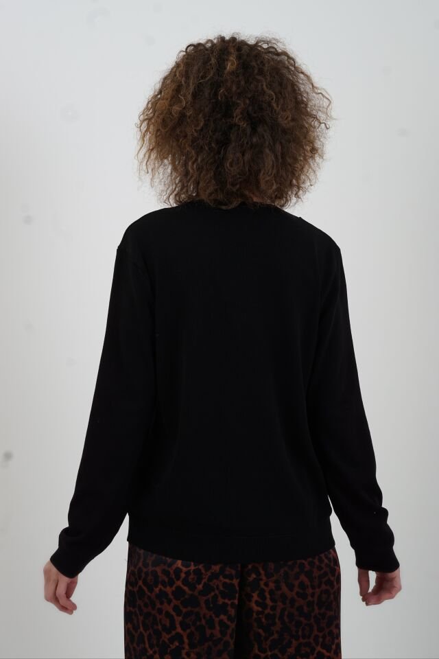 Siyah V Yaka Gold Aksesuarlı Uzun Kol Kazak