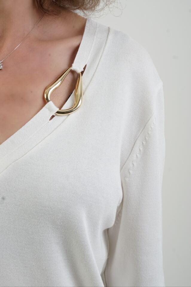 Ekru V Yaka Gold Aksesuarlı Uzun Kol Kazak