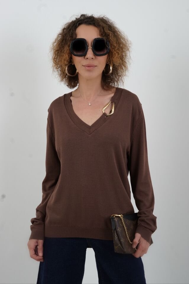 Kahve V Yaka Gold Aksesuarlı Uzun Kol Kazak