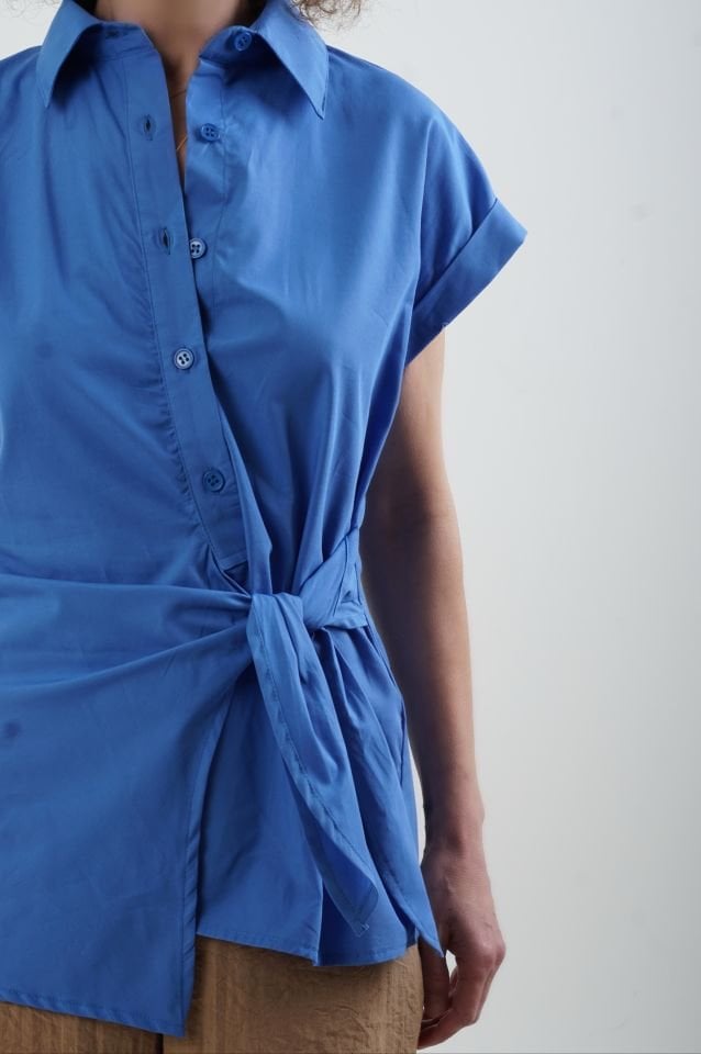 Saks Mavi Önden Bağlamalı Gömlek
