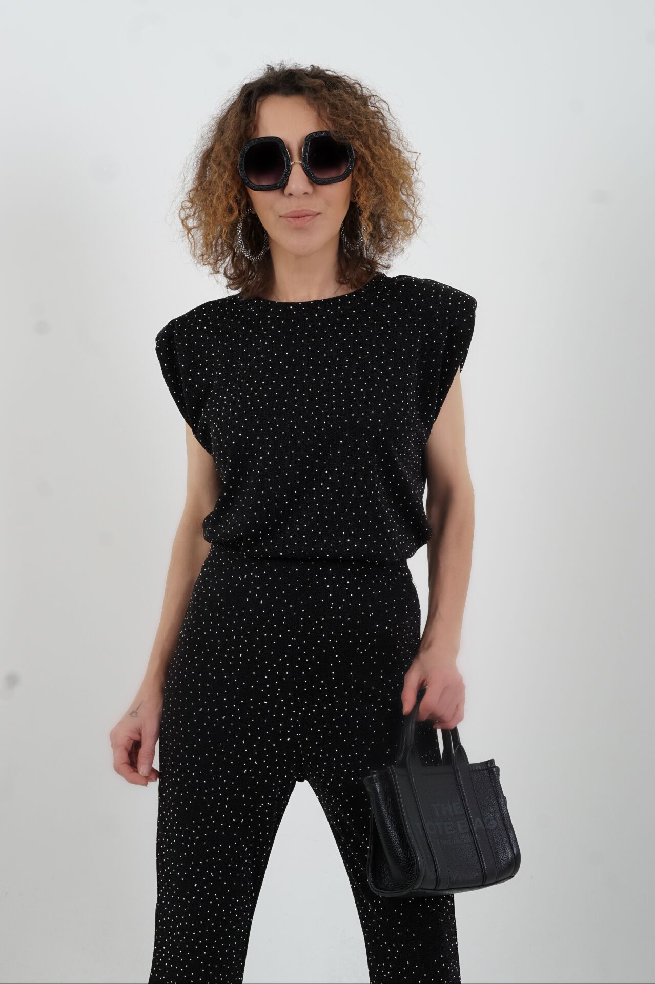 Siyah Droplu Vatkalı Sıfır Kol Simli Bluz