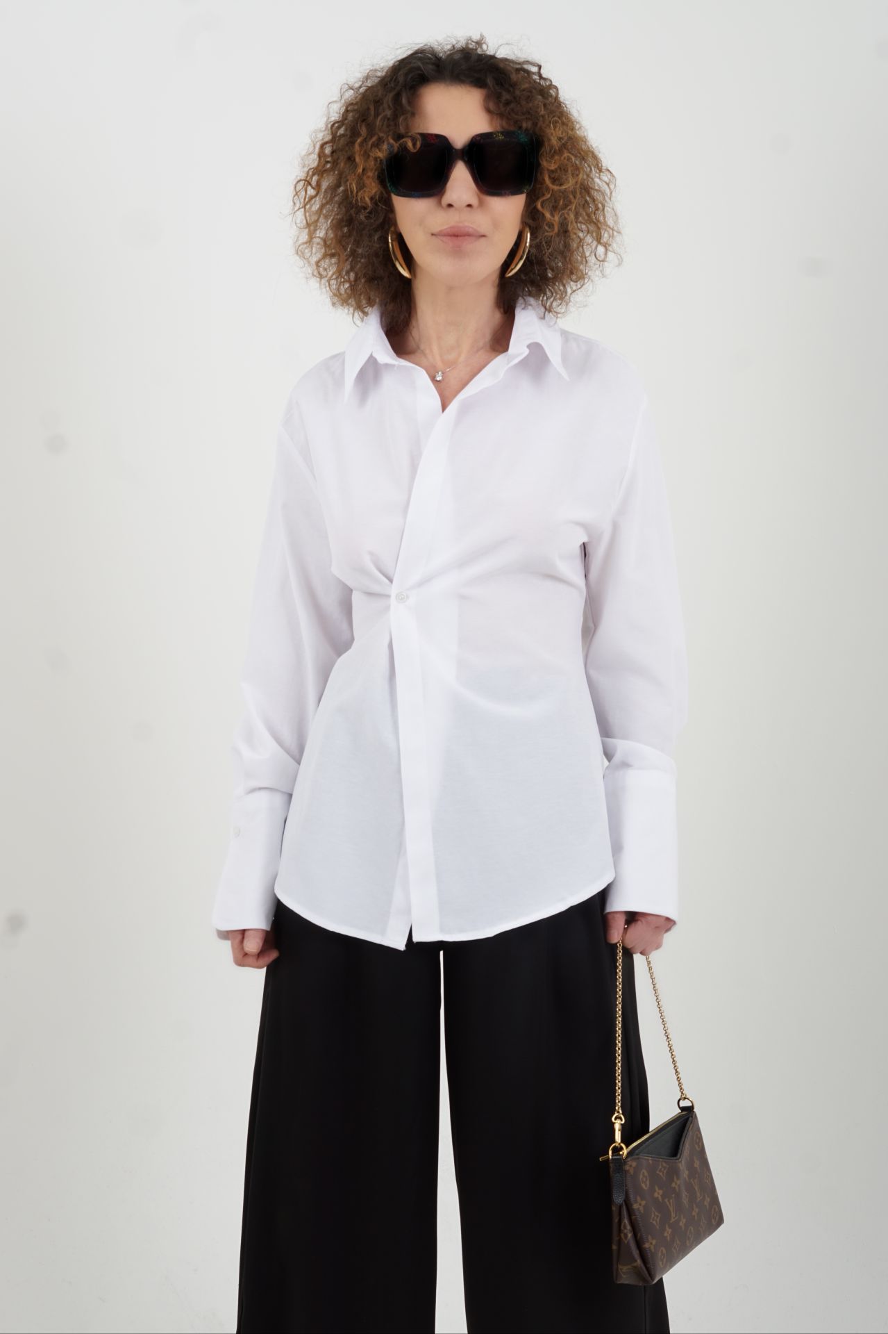 Beyaz Arkası Büzgü Detaylı Gömlek