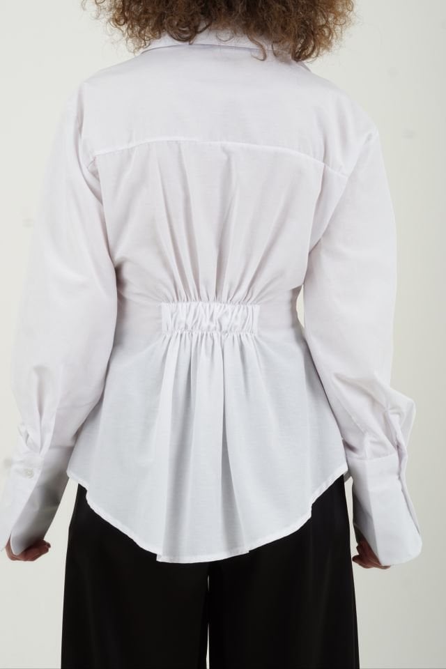 Beyaz Arkası Büzgü Detaylı Gömlek