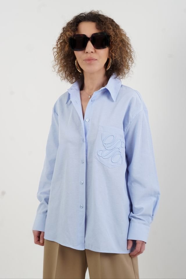 Mavi Cebi Nakışlı Gömlek