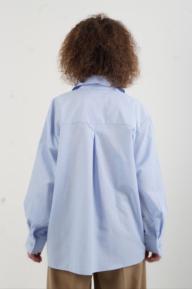 Mavi Cebi Nakışlı Gömlek