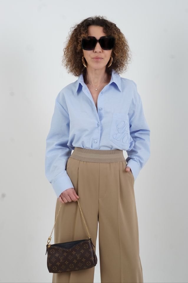 Mavi Cebi Nakışlı Gömlek