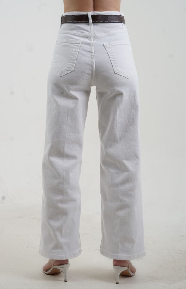 Beyaz Kemerli Geniş Paça Kısa Denim  Pantolon